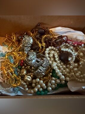 Mixed Women’s Beaded and Metal Bracelet Necklace Earrings Fashion Lot
